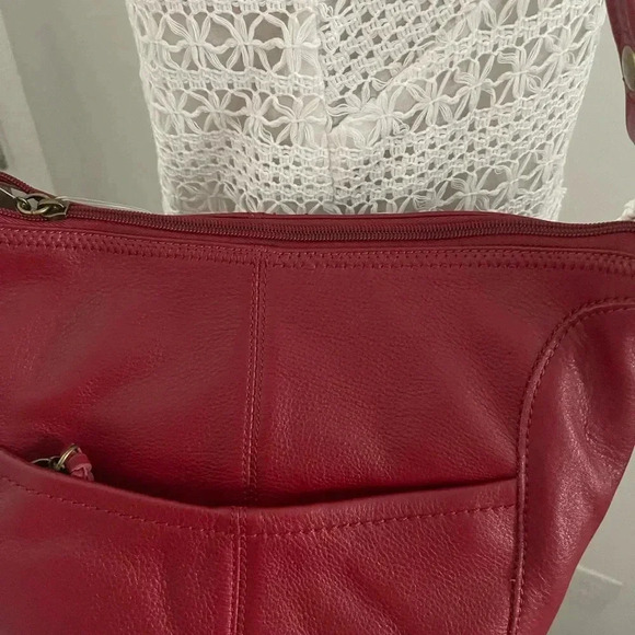 The Sak Iris leather hobo shoulder bag in Crimson - Picture 4 of 7